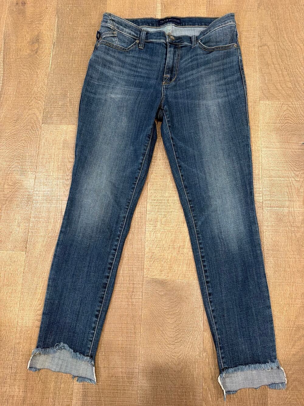 Rock & Republic women's ankle-length jeans feature a medium wash
